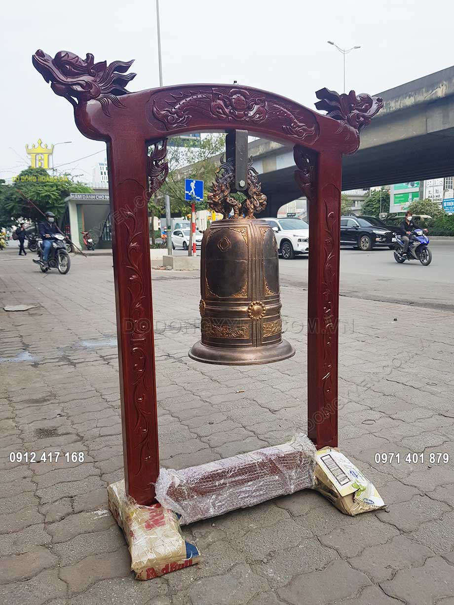 Khung được l&agrave;m bằng gỗ tự nhi&ecirc;n, chạm khắc họa tiết hoa văn v&ocirc; c&ugrave;ng tinh tế v&agrave; tỉ mỉ